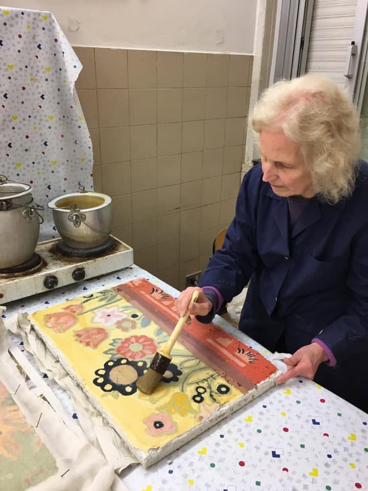 Mariella Convertini Arosio mentre realizza un affresco